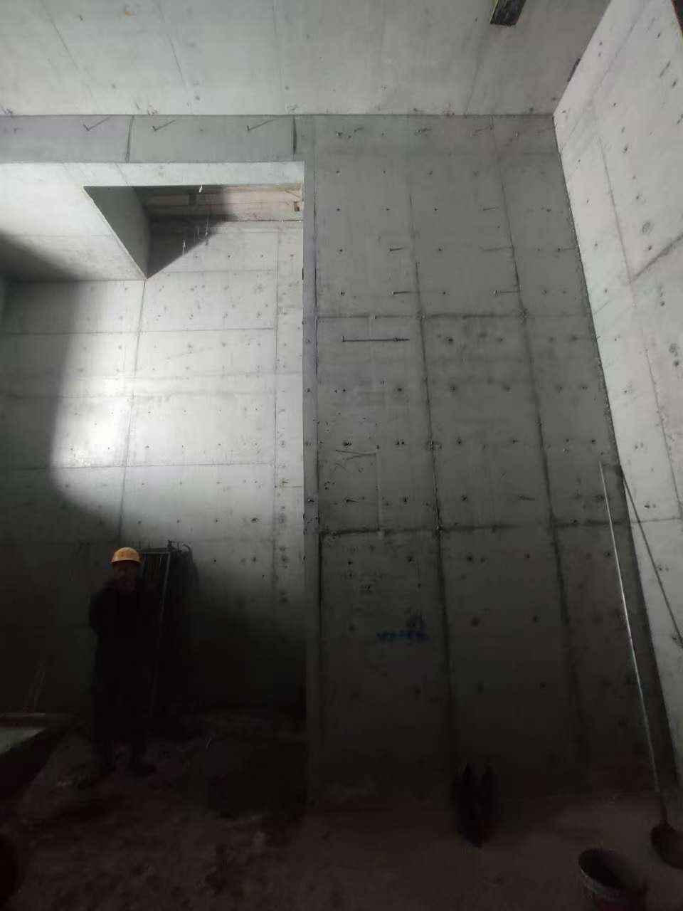 远安墙上开槽钢筋断了有影响吗